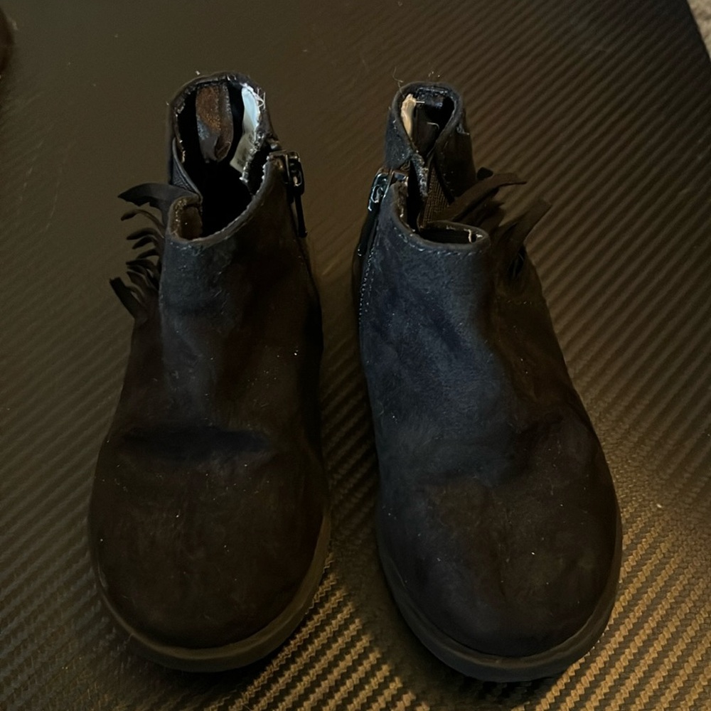 Black booties size 7 toddler